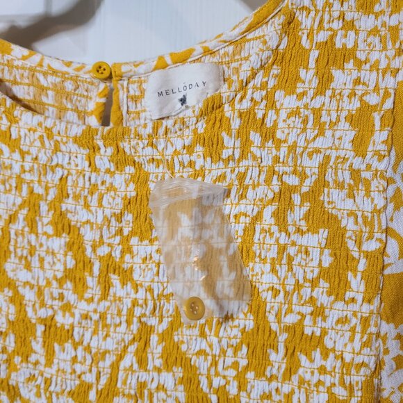 Mello Day NWOT Yellow Stretch Cropped Floral Top Size Small - Picture 4 of 5